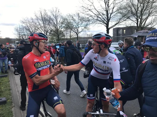 Matej Mohorič in Heinrich Haussler, ki je bil tokrat z 10. mestom najboljši kolesar Bahrain Meride. Foto Bahrain Merida