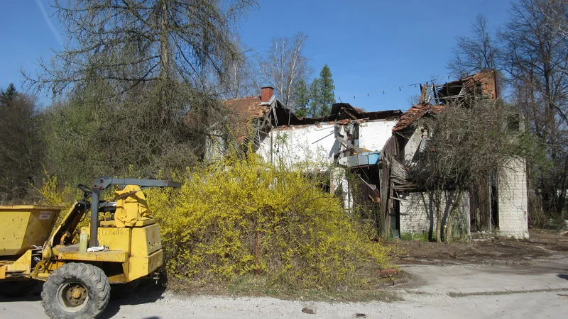 Fotografija: Petriček je bil takoj po vojni kraj groze mnogih otrok, kasneje pa priljubljena izletniška točka. Danes vse propada. FOTO: Špela Kuralt/Delo