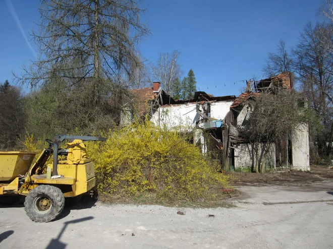 Petriček je bil takoj po vojni kraj groze mnogih otrok, kasneje pa priljubljena izletniška točka. Danes vse propada. FOTO: Špela Kuralt/Delo