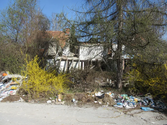 V propadajočem gostišču je letos tudi zagorelo, smeti so sosedje že nekajkrat sami odpeljali. FOTO: Špela Kuralt/Delo