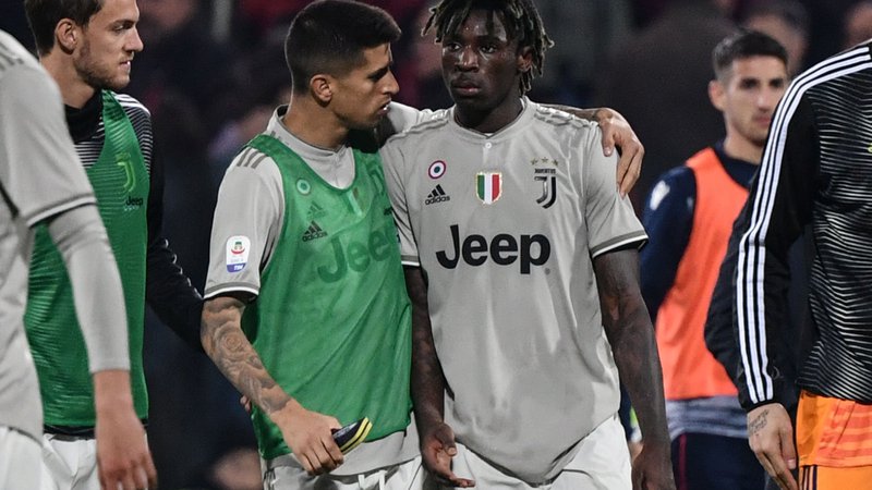 Fotografija: Napadalec Juventusa Moise Kean je bil na Sardiniji strelec drugega gola, po katerem je ujezil del navijačev Cagliarija, ki so kmaj 18-letnega napadalca zasuli z rasističnimi zbadljivkami. FOTO: AFP
