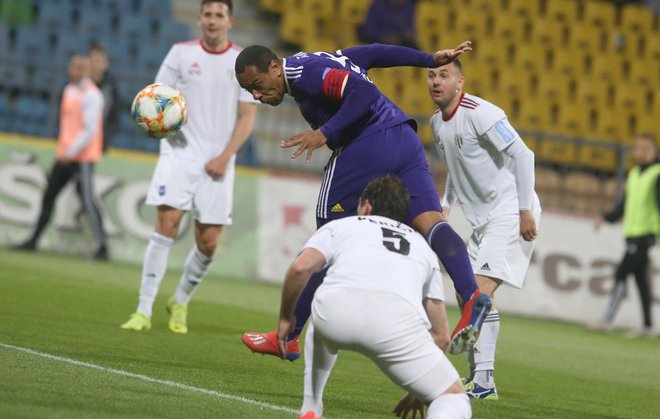 Mariborski kapetan Marcos Tavares je zapravil najlepšo priložnost na tekmi. FOTO: Tadej Regent/Delo
