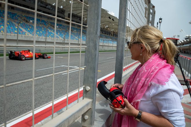 Prve kroge sina Micka za krmilom formule 1 je pozorno spremljala tudi njegova mati Corina Schumacher. FOTO: AFP