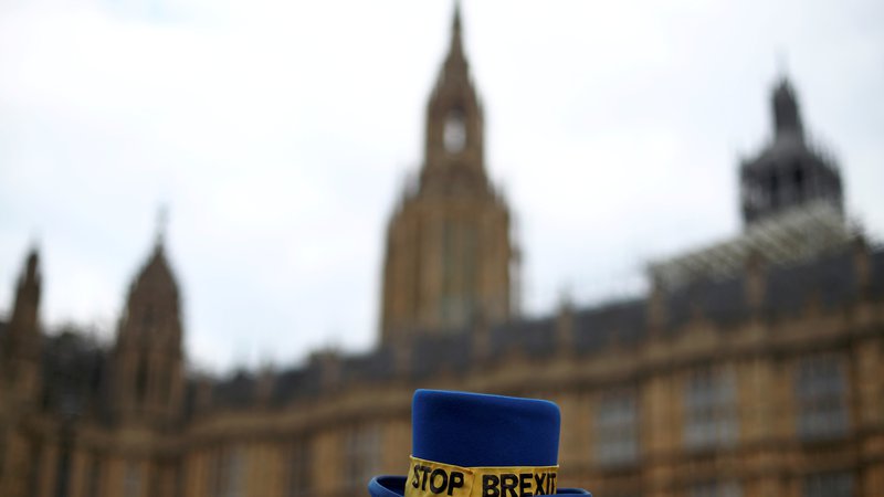 Fotografija: Protestnik proti brexitu pred parlamentom v Londonu. FOTO: Hannah Mckay/Reuters
