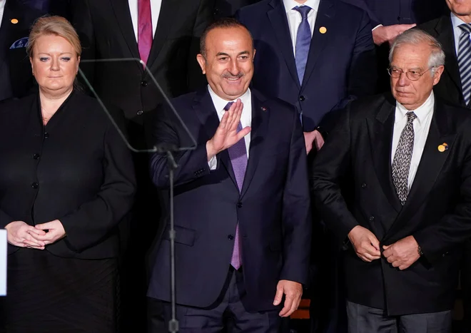 Turški minister Mevlut Cavusoglu je poudaril, da Turčija sodeluje z Rusijo, kar pa ne pomeni, da spodkopavajo zavezništvo. FOTO: Joshua Roberts/Reuters