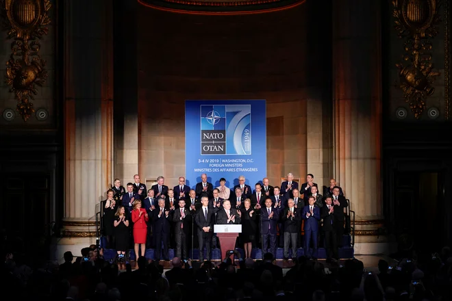 V Washingtonu so se na praznovanju 70. obletnice zveze Nato in ministrskem zasedanju zbrali zunanji ministri 29 držav članic in Severne Makedonije, ki bo to postala letos. Med njimi je tudi zunanji minister Miro Cerar. FOTO: Joshua Roberts/Reuters