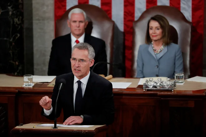 Generalni sekretar zveze Nato Jens Stoltenberg (na fotografiji) je v govoru pred obema domovoma ameriškega kongresa v sredo dobival stoječe ovacije. Podpredsednik ZDA Mike Pence pa je v govoru kritiziral Nemčijo zaradi premajhne porabe za obrambo in Turčijo zaradi sodelovanja z Rusijo. FOTO: Joshua Roberts/Reuters