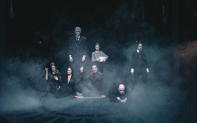 Broadwayski muzikal razgrinja srečanje čudaške družine Addams z družino Krneki. Foto Peter Giodani