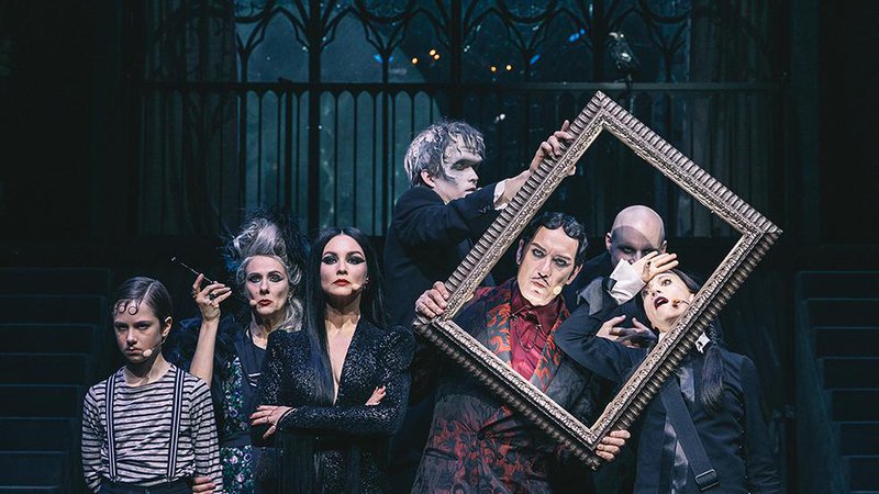 Fotografija: Broadwayski muzikal razgrinja srečanje čudaške družine Addams z družino Krneki. Foto Peter Giodani