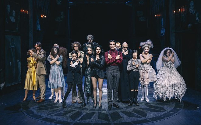 Broadwayski muzikal razgrinja srečanje čudaške družine Addams z družino Krneki. Foto Peter Giodani