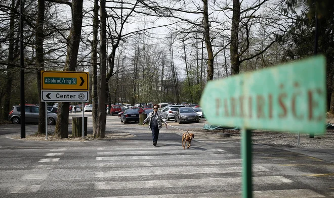 Na zemljišču med Večno potjo in kolesarsko stezo na občini načrtujejo gradnjo parkirne hiše v treh etažah. Fotografiji Blaž Samec