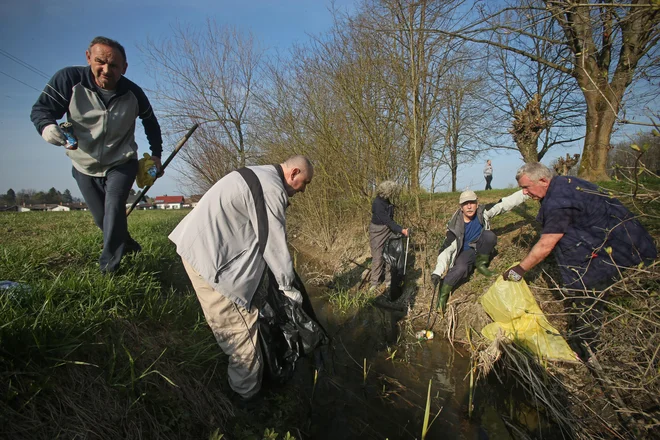 April je čas za tradicionalne čistilne akcije. FOTO Jure Eržen/Delo