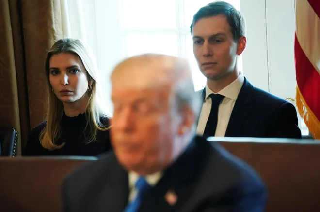 Prava prva družina ZDA poleg Donalda Trumpa nista žena Melania in sin Barron, ampak hčerka Ivanka Trump in zet Jared Kushner. POTO: Reuters