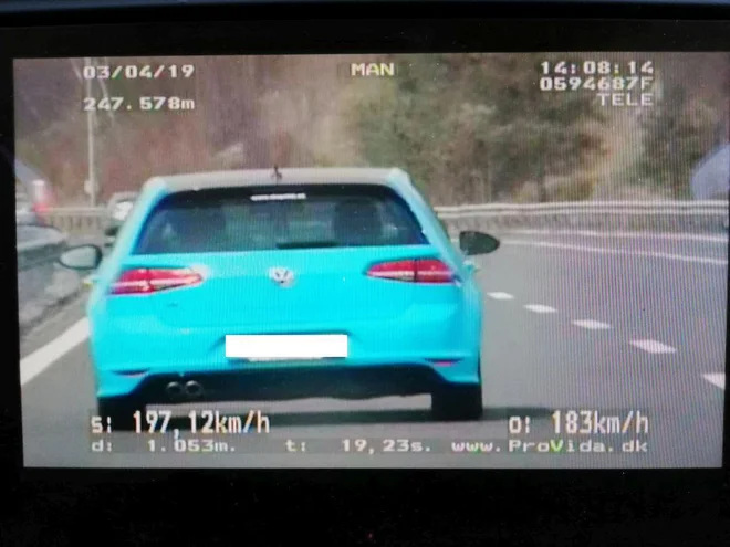 Policisti so na avtocesti z videonadzornim sistemom Provida vozniku na 1053 metrih razdalje izmerili povprečno hitrost 197,12 kilometra na uro. FOTO: Policija