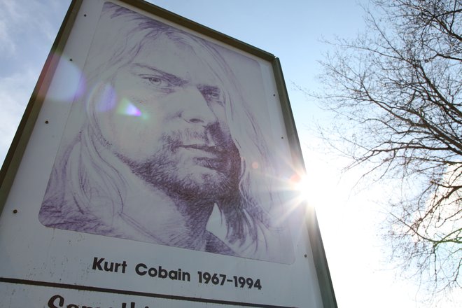 Plakat v Aberdeenu, rojstnem kraju Kurta Cobaina. FOTO: Sebastian Vuagnat/AFP