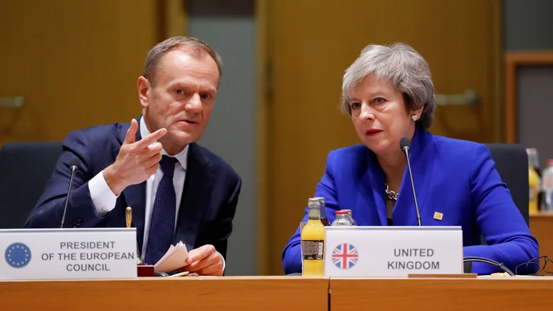 Fotografija: Za zdaj kot rok za izstop, ki je bil sprva predviden 29. marca, velja 12. april, če Mayeva (na fotografiji desno, levo Donald Tusk) do takrat EU ne bo poslala prošnje za daljšo preložitev brexita. FOTO: Olivier Hoslet/Reuters