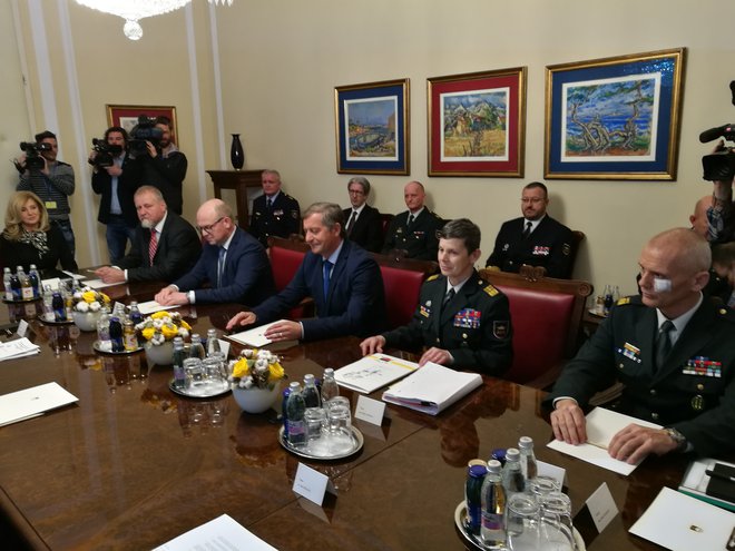 Pripravljenost vojske za delovanje na mednarodnih operacijah in misijah je na najvišji ravni, je dejal Pahor. FOTO: Blaž Samec
