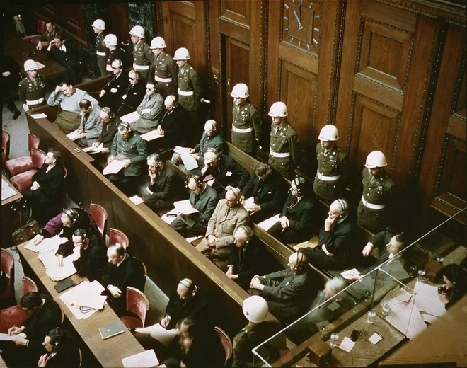 Hitro sojenje, ki je potekalo v štirih jezikih, je bilo zagotovljeno prav s simultanim tolmačenjem. Foto Wikipedia