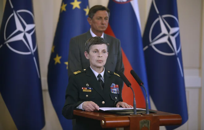 Alenka Ermenc je zagotovila, da je po zdravstvenem izzivu v dobri kondiciji in je opravilno sposobna, da bo svojo nalogo lahko kakovostno opravljala še naprej, vse dokler bo zasedala položaj načelnice generalštaba. FOTO: Blaž Samec