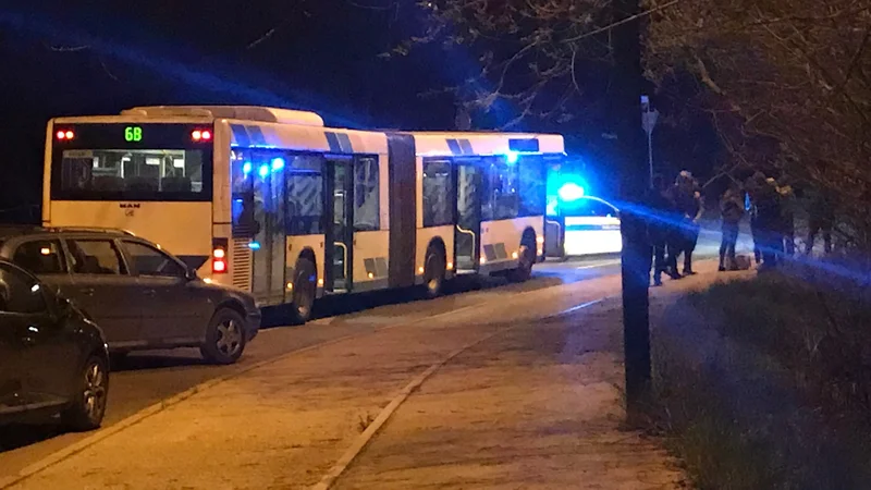 Fotografija: Voznik ugrabljenega avtobusa je ohranil mirno kri in s tem preprečil morebiten tragičen konec včerajšnjega dogajanja v prestolnici. Foto M. M.