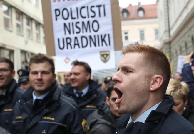 Policisti se pripravljajo na kolektivno tožbo zaradi izplačil povečanega obsega dela.
