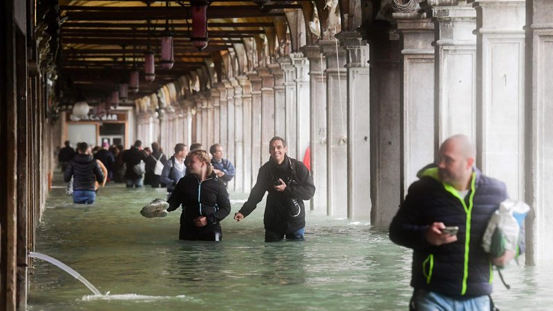 Fotografija: Poplave so v Benetkah pogoste, oktobra lani so bile pod vodo tri četrtine mesta. FOTO: AFP