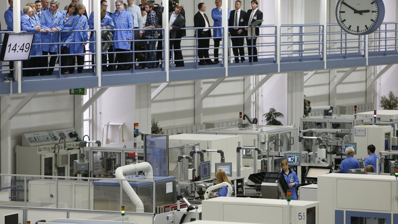 Fotografija: Angela Merkel in Joe Kaeser, izvršni direktor Siemensa, si ogledujeta proizvodnjo. Pa je ta še konkurenčna? FOTO: Reuters