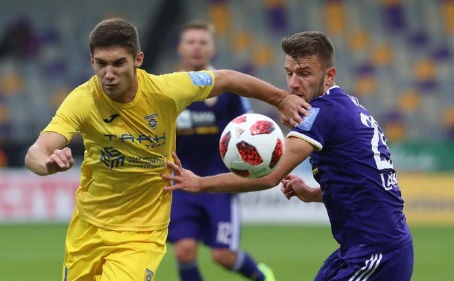 Vijolični napadalec Jan Mlakar (desno) bi lahko v Kranju igral prvič letos, Adam Gnezda Čerin bo na zahtevnem gostovanju v Celju branil 3. mesto Domžal. Foto Tadej Regent