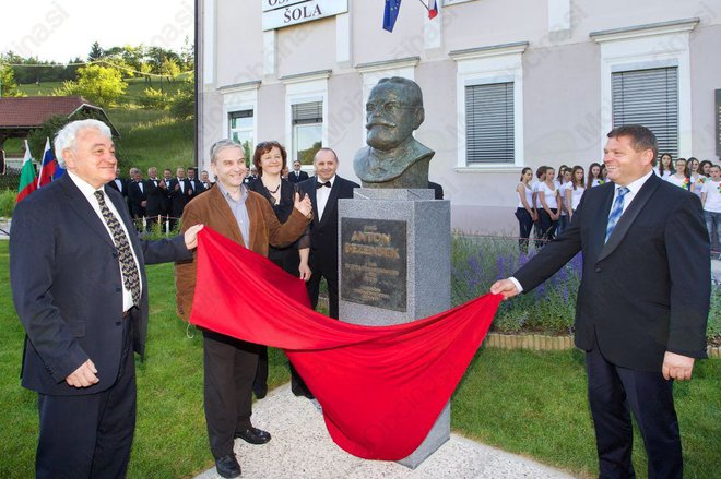 Doprsni kip prof. Antona Bezenška pred osnovno šolo v Frankolovem, ki je poimenovana po njem. FOTO spletna stran občine Vojnik