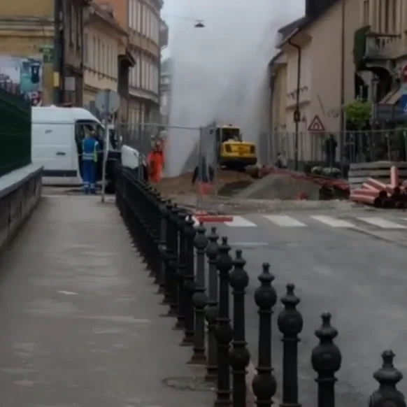 Počena cev sredi Poljanske ulice. FOTO: Sandra Bratuša