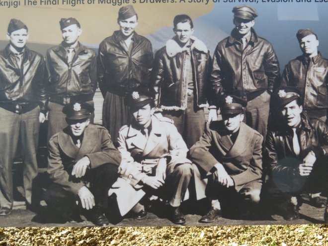 Vseh deset rešenih članov posadke ameriškega bombnika. Foto Bojan Rajšek