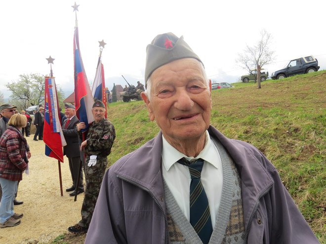 Nekdanji partizan Cankarjevega bataljona Stanko Kušljan se še kako živo spominja medvojnih dogodkov. FOTO: Bojan Rajšek/Delo