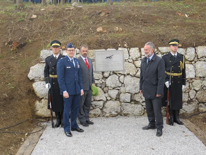 Spominsko obeležje so odkrili član ameriškega veleposlaništva major Jonathan Zebre, ob njem predsednik šentjernejske zveze borcev Matjaž Zagorc in župan Radko Luzar. FOTO: Bojan Rajšek/Delo