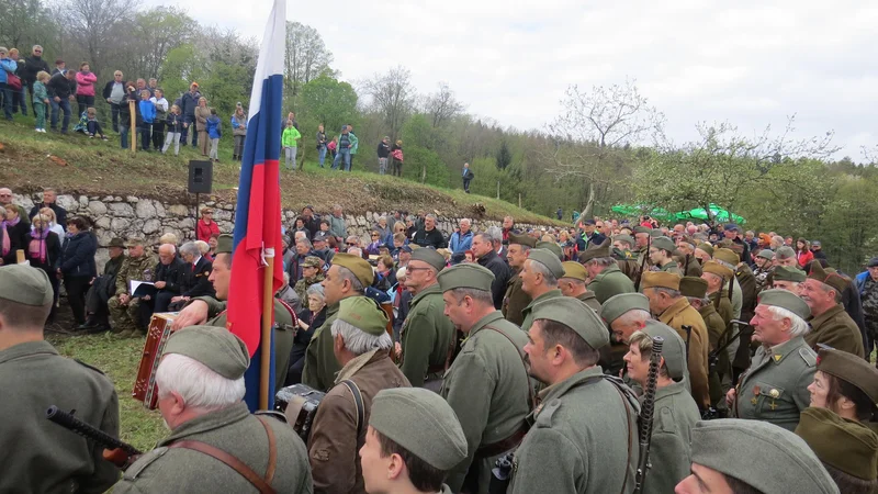 Velika množica ljudi se je danes udeležila spominskega dogodka v Hrastju pri Gracarjevem turnu. FOTO: Bojan Rajšek/Delo