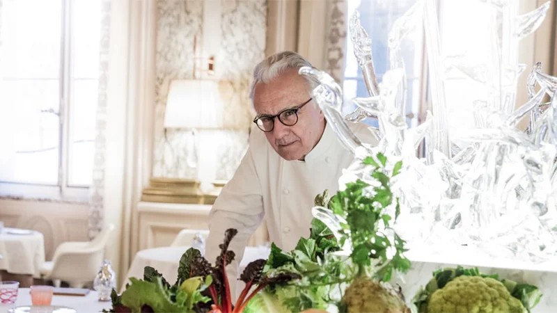 Fotografija: »Prepričan sem, da je prišel čas, ko mora visoka kuhinja postreči z interpretacijo skromnih sestavin,« pravi kralj francoskega kuhanja Alain Ducasse. Foto Ad Paris