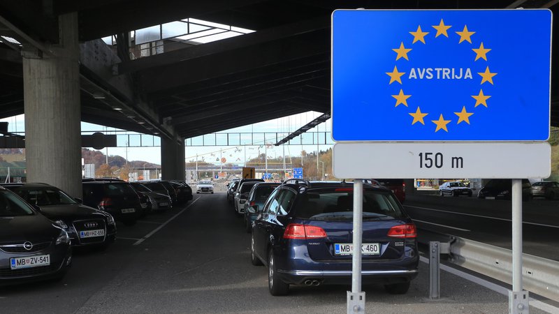 Fotografija: Slovenija že dlje časa nasprotuje, da bi Avstrija še naprej izvajala nadzor na avstrijsko-slovenski meji, ker da dobro varuje zunanjo schengensko mejo. FOTO: Tadej Regent/Delo