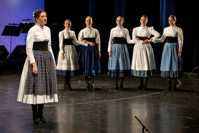 &raquo;Zelo ljubi so mi plesi Starega trga ob Kolpi. Gre za dekliško postavitev, kjer je poleg plesa, skakanja in teka prisotno nenehno petje, zato je fizično kar naporno,&laquo; razlaga maroltovka Hana Brezovnik. FOTO: Peter Košenina
