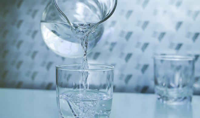 Pijače z okusom lahko uspešno nadomestijo vodo, vendar moramo biti pazljivi na dodatke, ki jih le te vsebujejo, so zapisali na <em>Veš, kaj ješ</em>.FOTO: Jože Suhadolnik