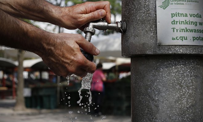 Brez vode lahko človek preživi le do štiri dni, zato lahko pogosto slišimo, da je voda življenje. FOTO: Blaž Samec/delo