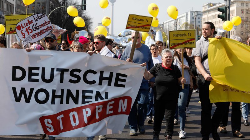 Fotografija: »Ustavite Deutsche Wohnen!« so protestirali Berlinčani proti podjetju, ki ima v lasti več kot sto tisoč stanovanj. FOTO: AFP