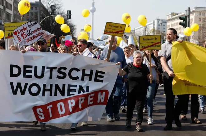 &raquo;Ustavite Deutsche Wohnen!&laquo; so protestirali Berlinčani proti podjetju, ki ima v lasti več kot sto tisoč stanovanj. FOTO: AFP