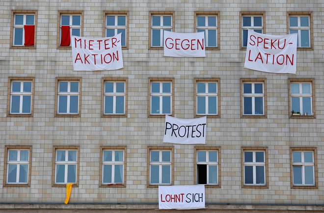Eno od stanovanjskih zgradb v Berlinu so protestniki opremili s sloganoma »Najemniki proti špekulantom« in »Protest se izplača«. FOTO: AFP