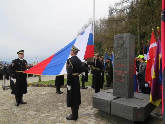 Ob pomniku Geoss v Spodnji Slivni je bilo ob prazniku slovenske zastave še posebej slovesno.