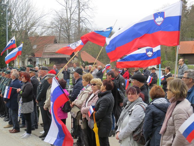 V množici so vihrale slovenske zastave.