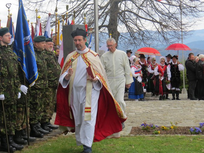 Župnik dr. Božidar Ogrinc je blagoslavljal številne zastave in prapore.