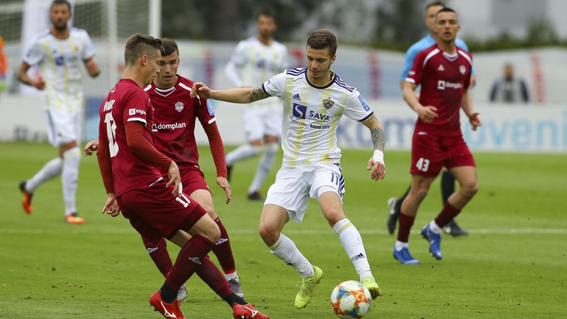 Fotografija: Luki Zahoviću je proti Triglavu manjkal le gol, da bi nagradil svojo igro. FOTO: Jože Suhadolnik/Delo