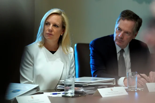 Donad Trump je menda že dolgo nezadovoljen z delom ministrice za domovinsko varnost Kirstjen Nielsen (na fotografiji skupaj s trgovinsikm pogajalcem ZDA Robertom Lighthizerjem). FOTO: Reuters