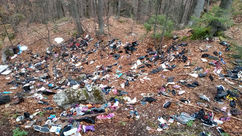 Fotografija: Čevlji sredi Črnovrške planote. FOTO: Jure Benčina