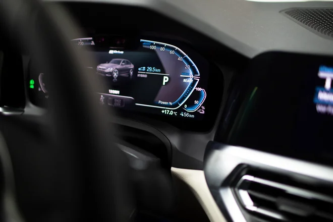 BMW je lani prodal 140 tisoč priključnih hibridov, takšno možnost ima med drugim tudi njihova nova serija 3. Foto Bmw