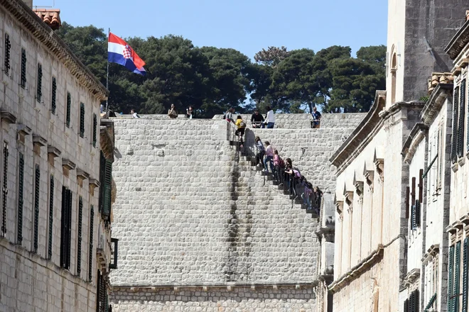 Majhno mesto težko obvlada množice turistov. FOTO: AFP